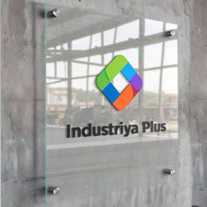 Табличка на фасаде на прозрачном пластике
